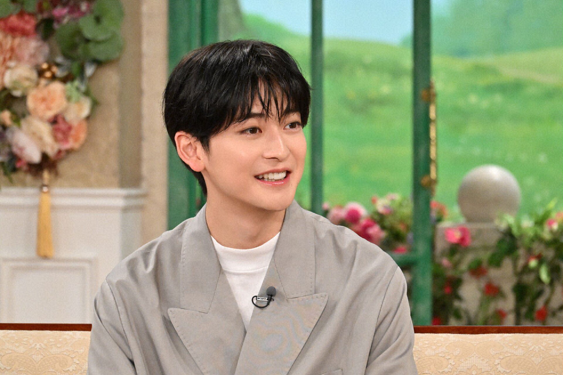 高橋文哉「徹子の部屋」に初登場、黒柳徹子の前で「仮面ライダーゼロワン」の変身ポーズ