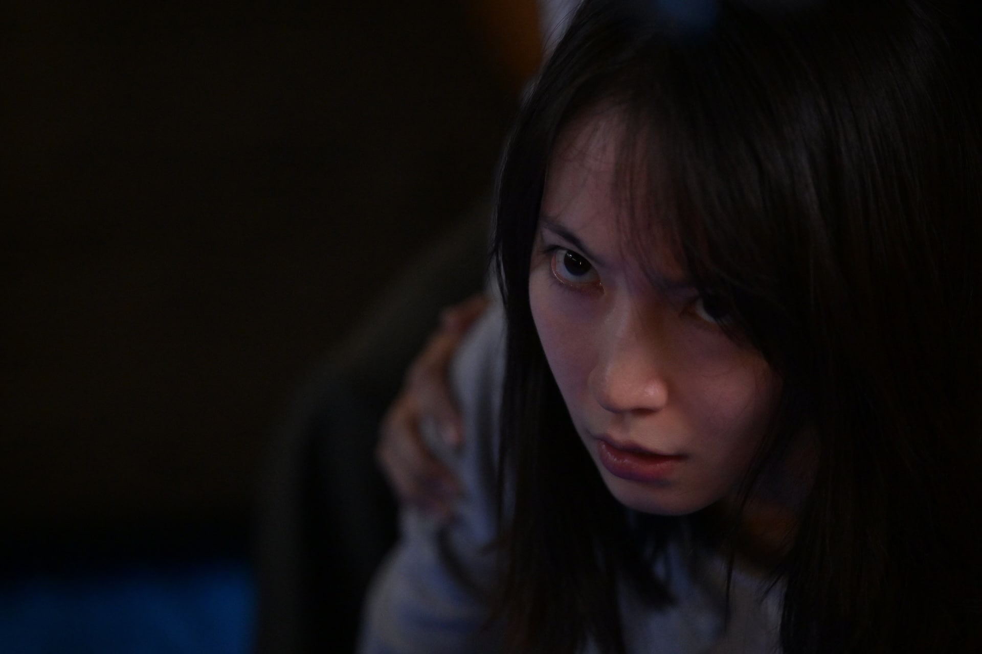 吉岡里帆が役作りで猫背を意識、奈緒とのW主演映画「シャドウワーク」場面写真