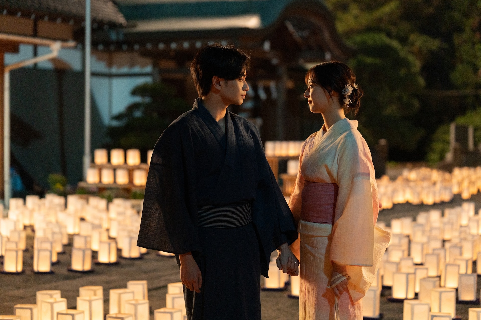 中島健人と新木優子が浴衣姿で見つめ合う、Netflixシリーズ「SとX」新場面写真