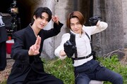 「仮面ライダーゼッツ さよならのミッション」オフショット。今井竜太郎（右）と曽野舜太（左）が仲良く“滅ポーズ”
