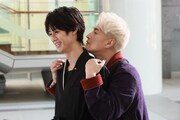 「仮面ライダーゼッツ さよならのミッション」オフショット。天野浩成（右）が曽野舜太（左）の首元をくんくんする様子
