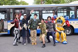 「超宇宙刑事ギャバン インフィニティ 太陽が泣いた日」オフショット。左から長田光平、福沢博文（監督）、後藤淳平（ジャルジャル）、福徳秀介（ジャルジャル）、安田啓人、パトラン（声：子安武人）