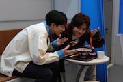 「超宇宙刑事ギャバン インフィニティ 太陽が泣いた日」オフショット。仲むつまじい様子の長田光平（右）と松永有紘（左）