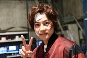 「超宇宙刑事ギャバン インフィニティ 太陽が泣いた日」オフショット。傷だらけの姿でカメラに笑顔を向ける弩城怜慈 / ギャバン・インフィニティ役の長田光平