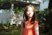 「ママがもうこの世界にいなくても 私の命の日記」新場面写真。木漏れ日を浴びる和（演：川口春奈）