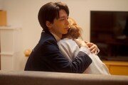 「ママがもうこの世界にいなくても 私の命の日記」新場面写真。自宅のソファで和（演：川口春奈）を包み込むように抱きしめる将一（演：高杉真宙）