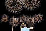 おんまく花火大会に参加した横浜流星（右）と広瀬すず（左）