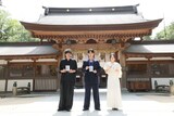 大山祇神社を参拝した藤井道人（左）、横浜流星（中央）、広瀬すず（右）