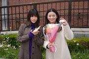桜井ユキ（左）と田畑智子（右）。NHK特集ドラマ「しあわせは食べて寝て待て～早春の養生編～」オフショットより