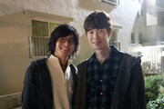西山潤（左）と宮沢氷魚（右）。NHK特集ドラマ「しあわせは食べて寝て待て～早春の養生編～」オフショットより