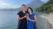 「地酒で乾杯！ほろ酔い仲良し旅3～夏の栃木・日光 ひんやり涼をめぐる旅～」に出演した羽田美智子（右）、原沙知絵（左）。2人はドラマ共演をきっかけに親友となった