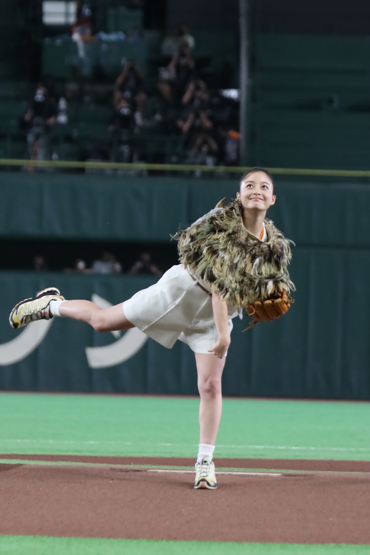 「キングダム 魂の決戦」橋本環奈が始球式に登板、河了貂のトレードマーク・蓑を羽織って