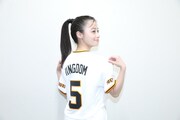 「KINGDOM」のネームと背番号「5」をあしらったユニフォームを見せる橋本環奈