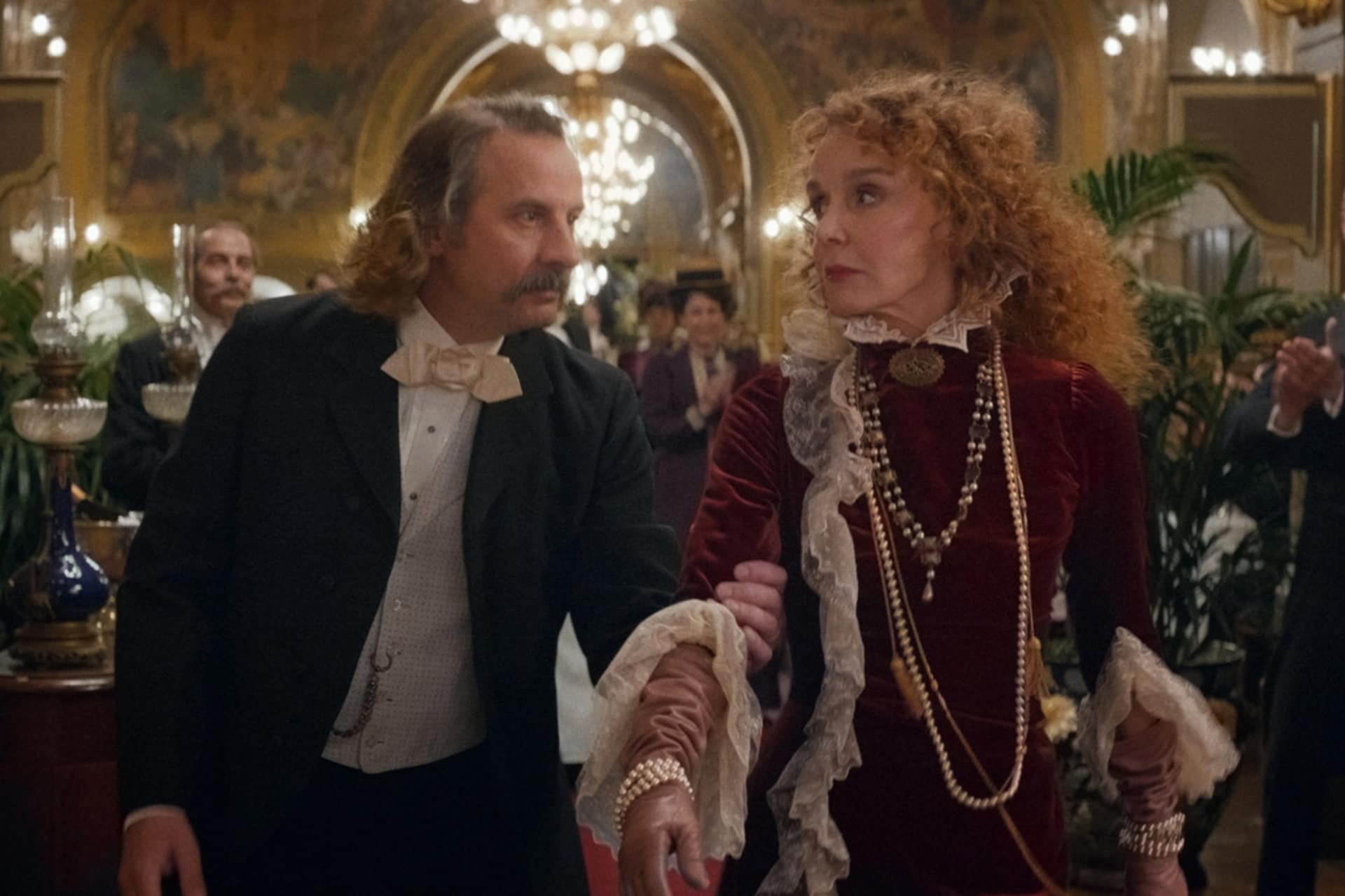 19世紀パリの社交界へようこそ「モネと時間旅行」新映像、サラ・ベルナールも登場