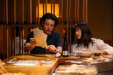映画「さとこはいつも」場面写真。左からオダギリジョー演じる村本、有村架純演じる西田沙都子