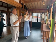 柴田神社を訪れた宮﨑あおい（中央）