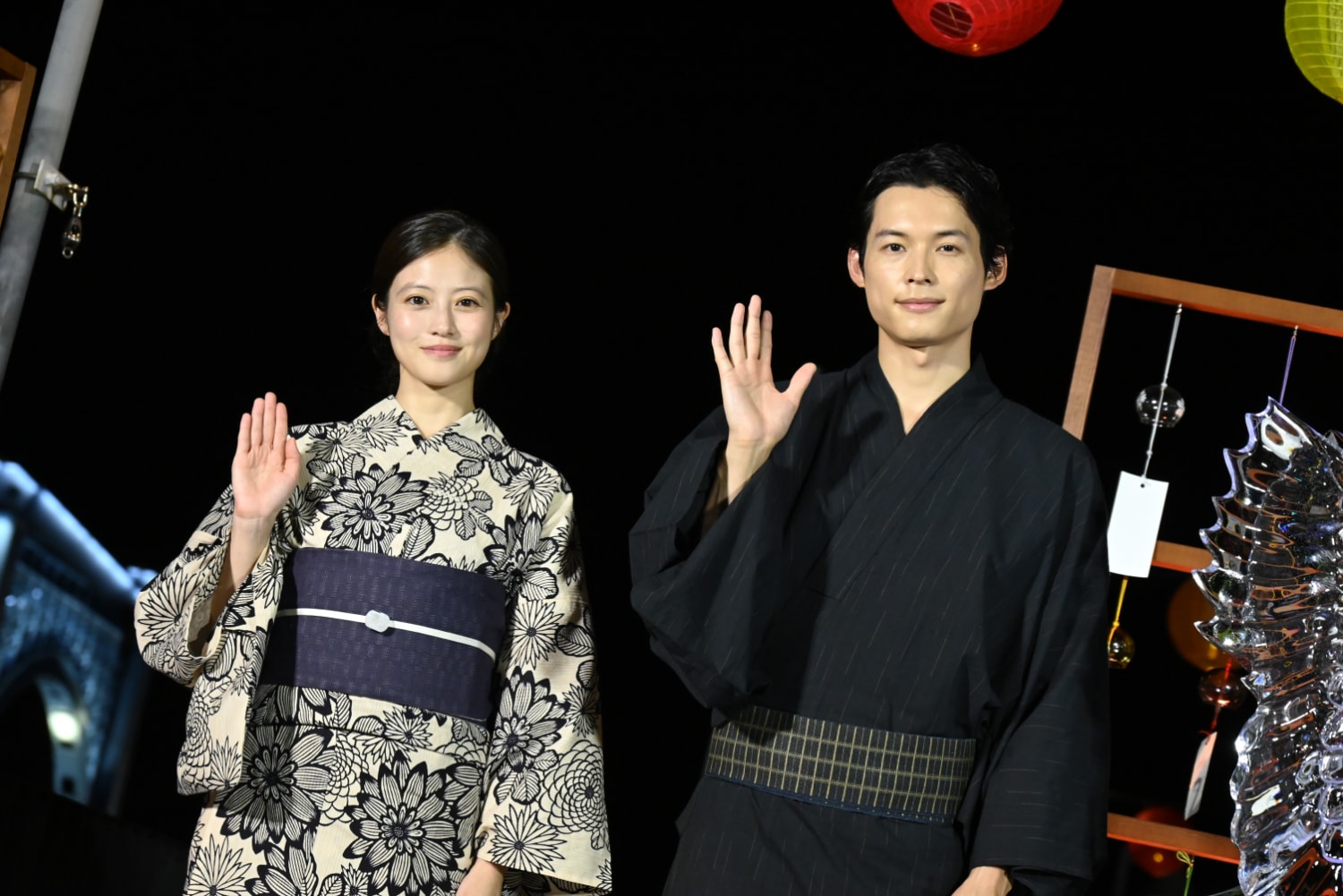 松村北斗と今田美桜が浴衣姿で納涼、「白鳥とコウモリ」距離感の秘訣は「6割ぐらいの会話」