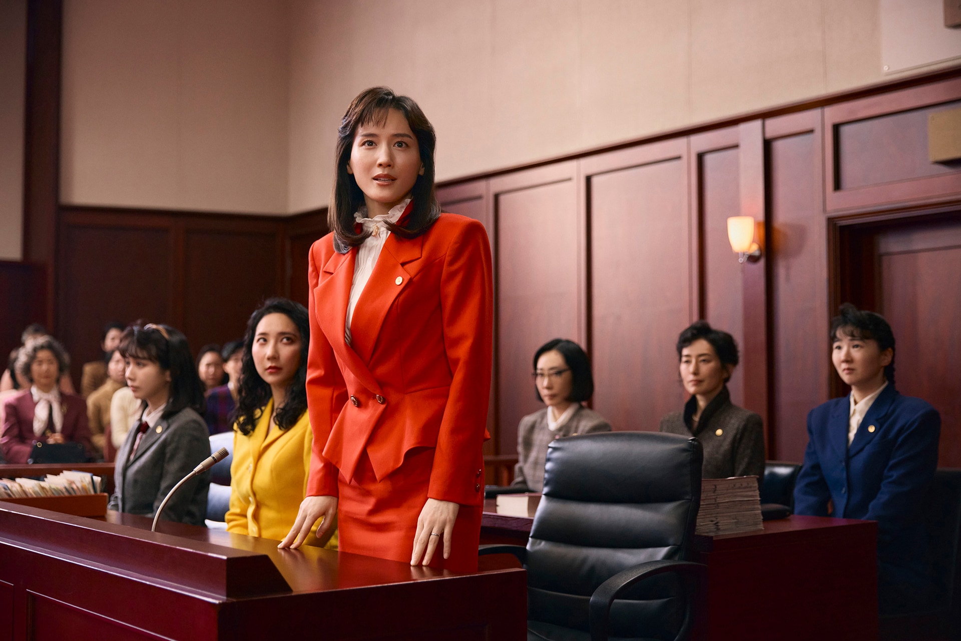 綾瀬はるか主演映画「ファーストボイス」場面写真、女性たちが力強く前に進む