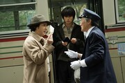 映画「八つ墓村」場面写真。尾上松也演じる金田一耕助（手前左）と奥智哉演じる井川辰弥（奥）