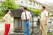 「おいしい給食 season4」第1話の場面写真。左から山本千尋演じる平良美晴、市原隼人演じる甘利田幸男、川田広樹演じる財部岳人