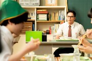 「おいしい給食 season4」第1話より、當間レン（演：橋本偉成）の食事をけげんな顔で見つめる甘利田幸男（演：市原隼人）