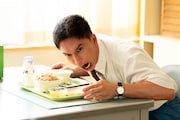 「おいしい給食 season4」第1話より、苦悶の表情を浮かべる甘利田幸男（演：市原隼人）