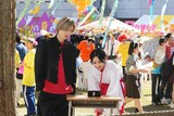 「うるわしの宵の月」場面写真。学園祭でコスプレを披露する市村琥珀（左 / 演：道枝駿佑）、滝口宵（右 / 演：安斉星来）