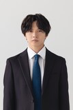 ドラマ「ダウト -15年目の復讐-」で刑事・奥沢雪路を演じる佐藤大樹
