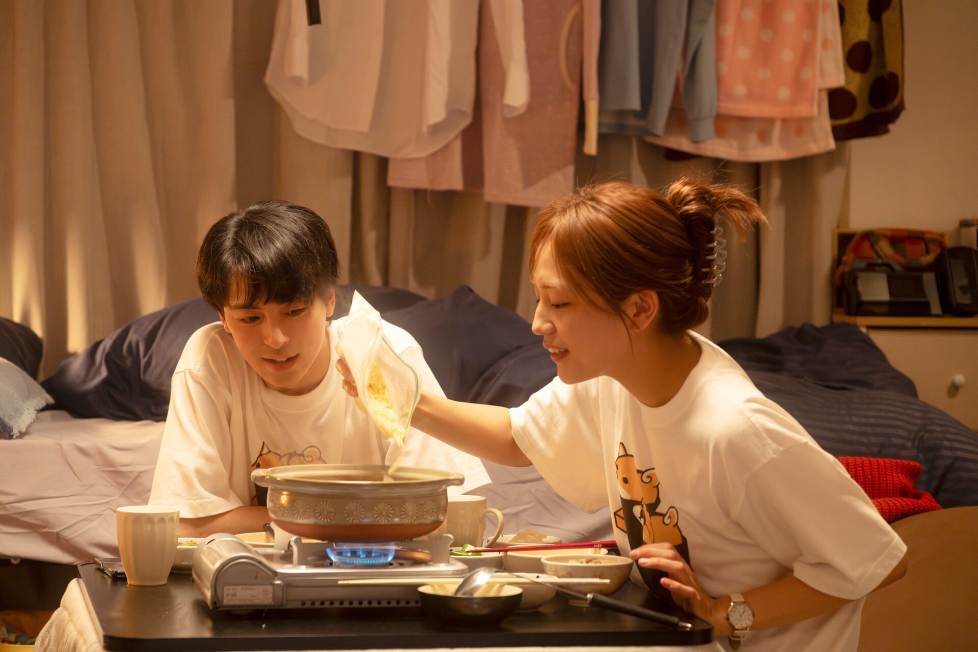 「ママせか」川口春奈＆高杉真宙がおそろいTシャツ姿、“戦友”同士の2ショット4枚