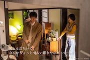 「男ともだち」場面写真より、左から井上祐貴演じる彰人、松岡茉優演じる神名
