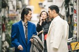 「RYUJI 竜二」場面写真。手前左から三宅健演じるカズ、柳楽優弥演じる竜二
