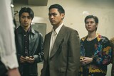 「RYUJI 竜二」場面写真。左からJUNON演じるひろし、柳楽優弥演じる竜二、萩原利久演じる直