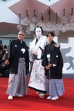 第83回ヴェネツィア国際映画祭レッドカーペットイベントの様子。左から三池崇史、市川團十郎、市川新之助 ©︎Kazuko Wakayama