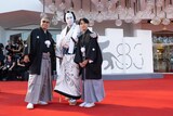 第83回ヴェネツィア国際映画祭レッドカーペットイベントの様子。左から三池崇史、市川團十郎、市川新之助 ©︎Kazuko Wakayama
