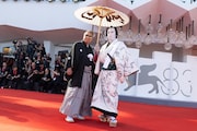 第83回ヴェネツィア国際映画祭レッドカーペットイベントの様子。左から三池崇史、市川團十郎 ©︎Kazuko Wakayama