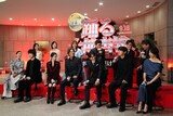 前列左から真矢ミキ、佐々木蔵之介、趣里、織田裕二、白洲迅、ユースケ・サンタマリア、水野美紀。後列左から齊藤なぎさ、藤吉夏鈴、野呂佳代、甲本雅裕、伊藤淳史、本広克行