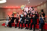 前列左から真矢ミキ、佐々木蔵之介、趣里、織田裕二、白洲迅、ユースケ・サンタマリア、水野美紀。後列左から齊藤なぎさ、藤吉夏鈴、野呂佳代、甲本雅裕、伊藤淳史、本広克行