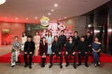 「踊る大捜査線 N.E.W. メトロポリスを駆け抜けろ！」完成報告イベントの様子。前列左から真矢ミキ、佐々木蔵之介、趣里、織田裕二、白洲迅、ユースケ・サンタマリア、水野美紀。後列左から齊藤なぎさ、藤吉夏鈴、野呂佳代、甲本雅裕、伊藤淳史、本広克行