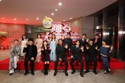 前列左から真矢ミキ、佐々木蔵之介、趣里、織田裕二、白洲迅、ユースケ・サンタマリア、水野美紀。後列左から齊藤なぎさ、藤吉夏鈴、野呂佳代、甲本雅裕、伊藤淳史、本広克行