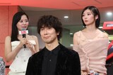 佐々木蔵之介（手前中央）、齊藤なぎさ（奥左）、藤吉夏鈴（奥右）