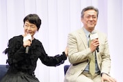 「ママがもうこの世界にいなくても 私の命の日記」お披露目試写会より、涙ぐむデビット伊東（右）の背中をさする小林聡美（左）