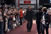 映画「白鳥とコウモリ」台湾でのレッドカーペットイベントに参加した松村北斗