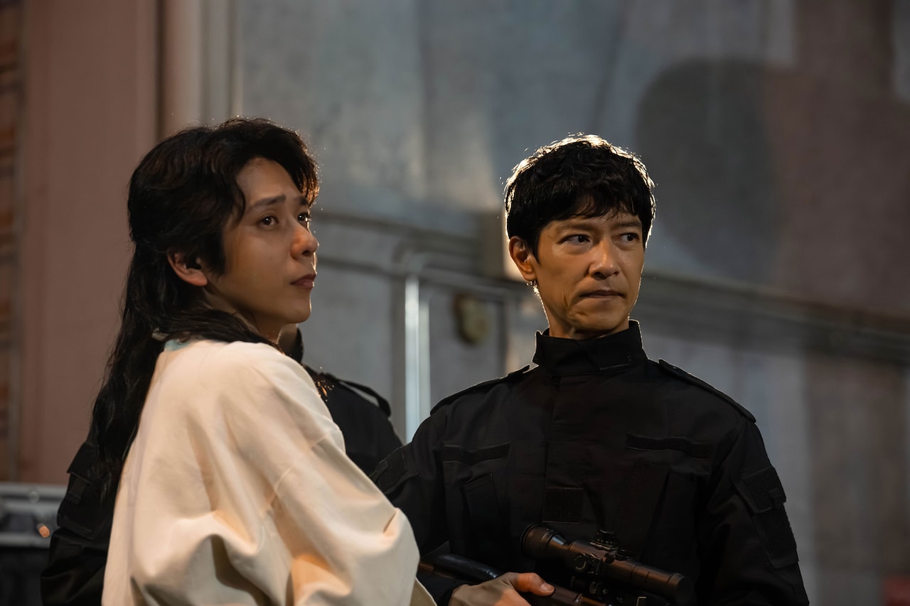 日曜劇場「VIVANT」物語が大きく動く第18話場面写真。二宮和也演じるノコル（左）、堺雅人演じる乃木憂助（右）