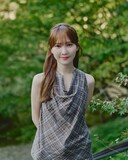 ドラマ「今日もこりない私たち」より、加藤史帆演じる常にVlogを撮影し続けるカレン