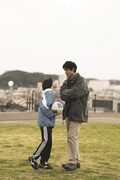 映画「旅する練習」より、中島歩演じる圭佑（右）と七瀬ふうり演じる亜美（左）。ドラマ「Tシャツが乾くまで」や、NHK連続テレビ小説「あんぱん」などで知られる中島にとって、本作が長編映画単独初主演作となる