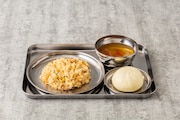 牢屋でドラムが食べたチャーハンや肉まんを再現した「野崎とドラムのシンシー牢屋メシセット」