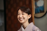 Netflix映画「余命一年、男をかう」より、森口瑤子演じる“唯の継母”