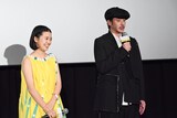姫野花春（左）の初々しいコメントを聞いて、自身を省みるオダギリジョー（右）
