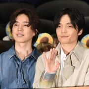 坂東龍汰と岡山天音が「我々は宇宙人」見どころ語る、櫻坂46山﨑天はサプライズに笑顔