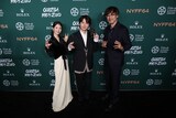 第64回ニューヨーク映画祭のレッドカーペットに登場した山崎貴（右）、神木隆之介（中央）、浜辺美波（左）